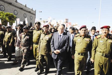 الرئيس أثناء تشييع شهداء الكمين الإرهابي بمأرب أمس